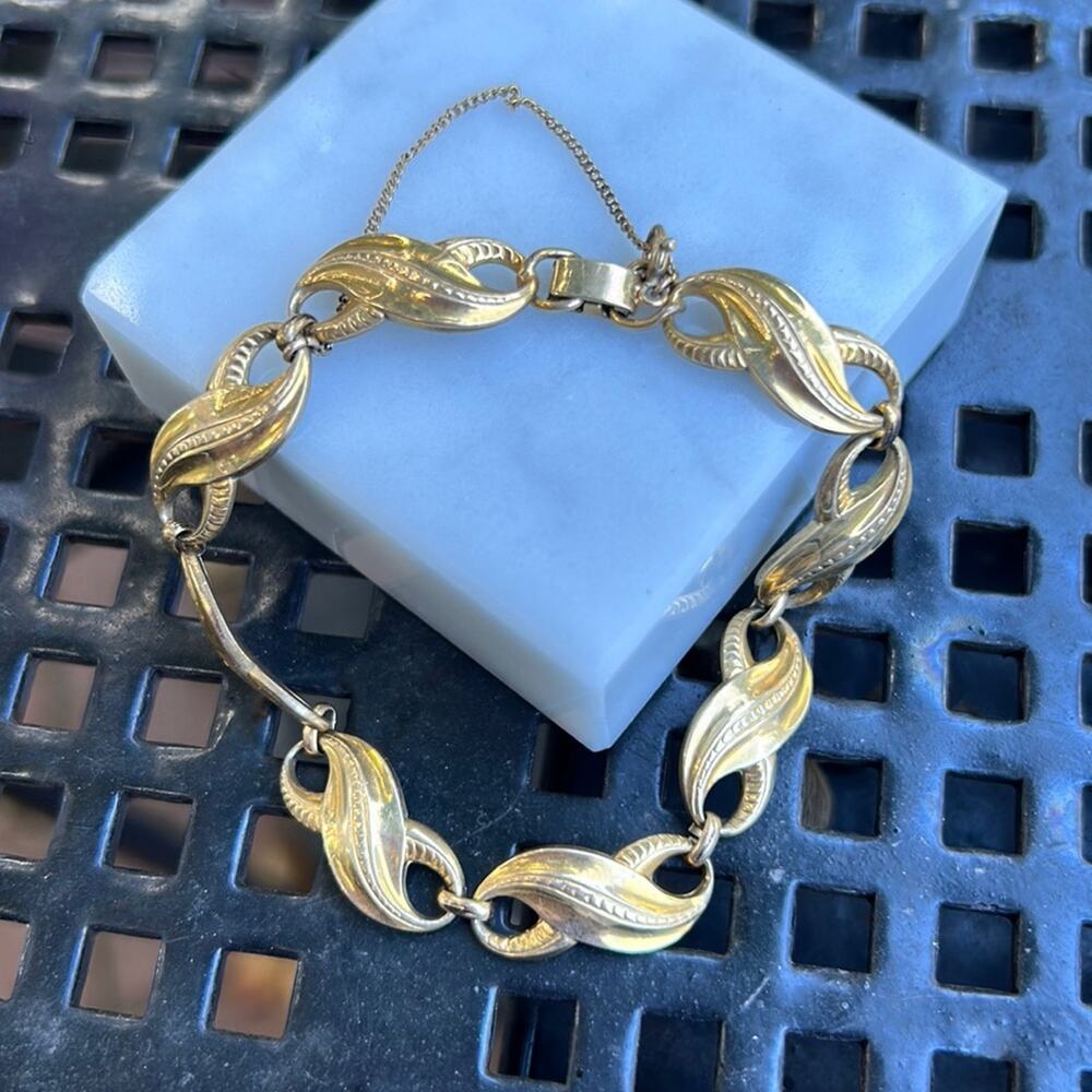 Vintage Simmons gold tone bracelet with safety chain #173